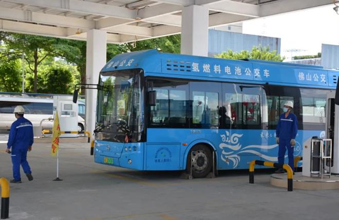 在南莊制氫加氫加氣一體化站，氫燃料電池公交車正在加氫