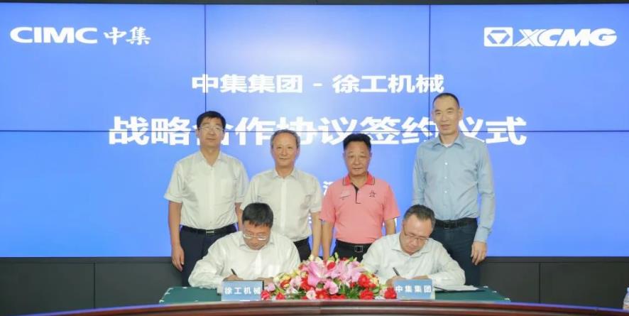 高翔與陸川代表雙方簽約，麥伯良、王民、張克、于玉群見證